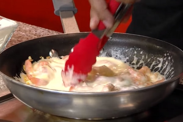 Coccion-de-los-camarones-en-salsa-alfredo
