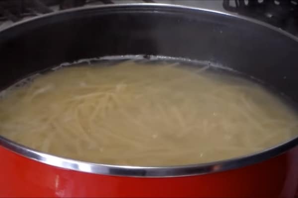 cocción de la pasta para el espagueti verde