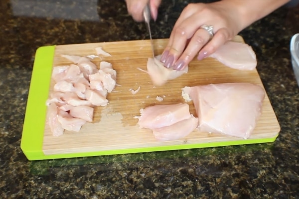 cortando-el-pollo-para-el-espagueti-verde