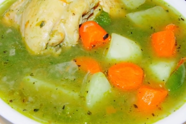 sopa de pollo hondureña